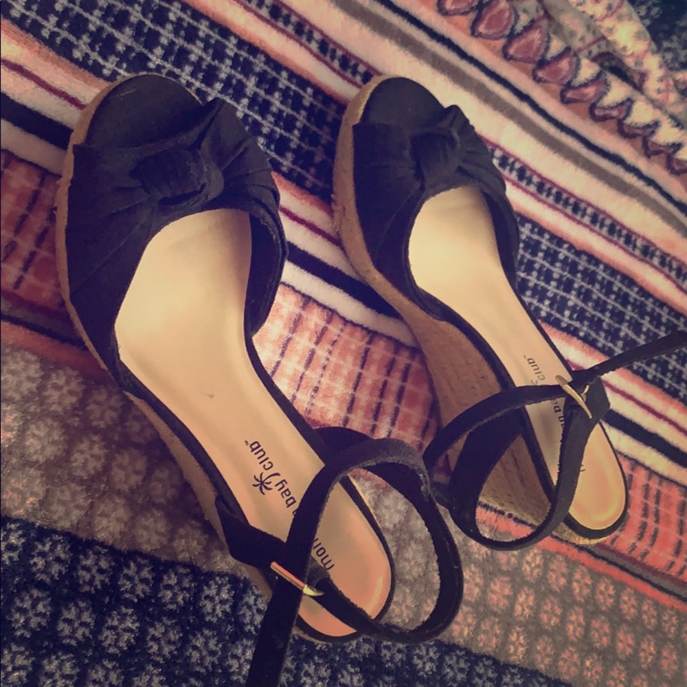 black wedges